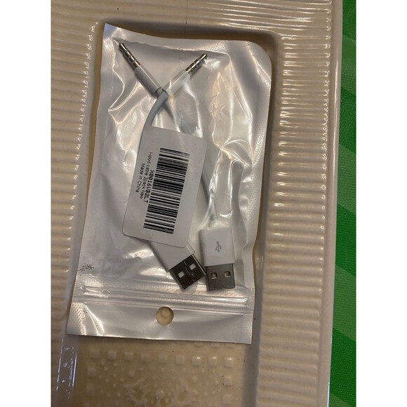 Apple iPod Shuffle 4th Generation Silver Model A1373 - Picture 2 of 4